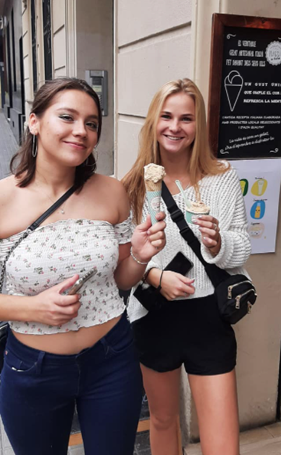 2个学生在吃冰淇淋