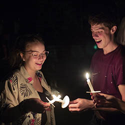 两个学生在第一次集合时点燃蜡烛