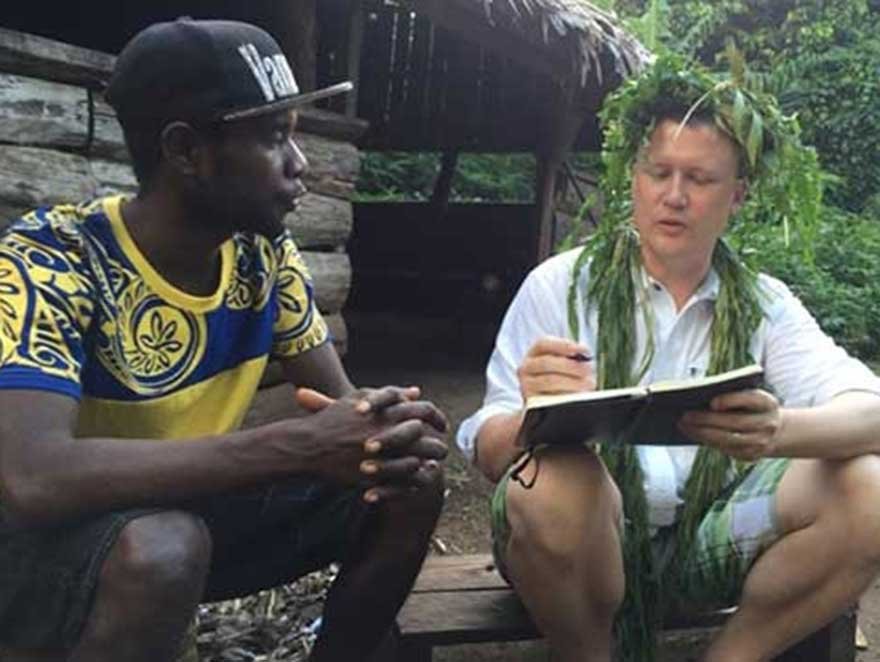 K. David Harrison在瓦努阿图采访一名顾问关于民族植物学知识。