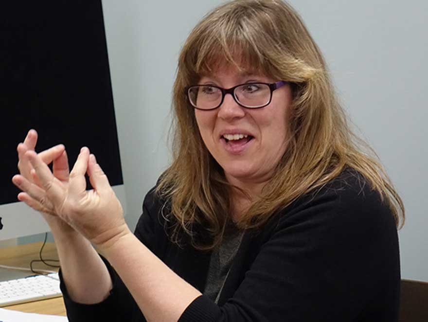 Melanie Drolsbaugh教授美国手语课程。