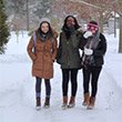 三个学生在雪中行走