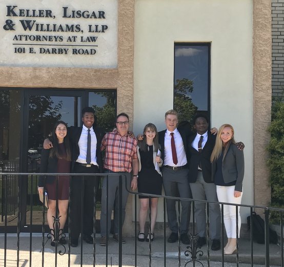 凯勒的SBAN UII实习生站在他们的导师外,Lisgar &威廉姆斯LLP律师事务所。