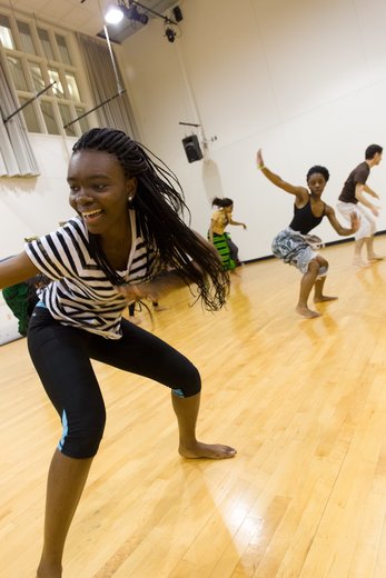 舞蹈演员在排练非洲步骤