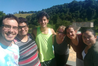 巴雷托·科罗娜(左二)、雷耶斯(左三)、尼科尔斯(左四)、弗洛雷斯(右一)去年夏天在巴西与BENS团队成员在一起。