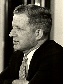 第十届总统罗伯特·d·克罗斯(Robert D. Cross)任职于1969年至1971年