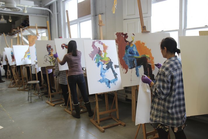 学生们在罗根·格里德教授的绘画课程上画画。
