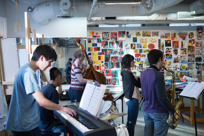 学生爵士合奏团在绘画工作室举行的年度晚会上表演。