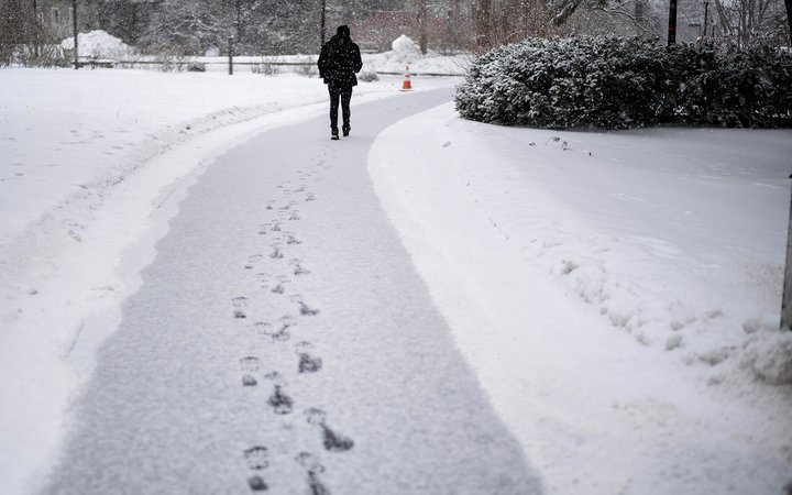学生在雪中行走