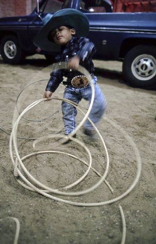 一个四岁的戏剧与他列祖绳在达拉斯牛仔竞技。