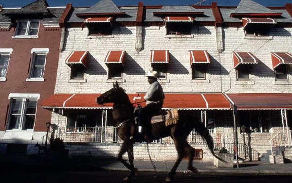 鲍勃希尔街骑着他的马去rowhomes北费城