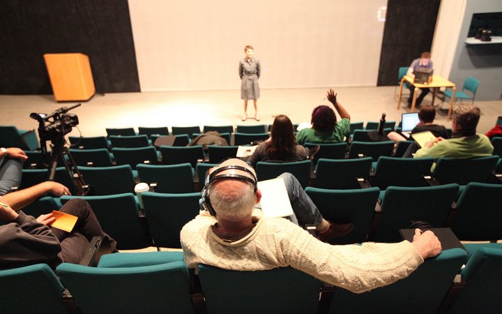 Lang表演艺术中心员工观看表演者练习