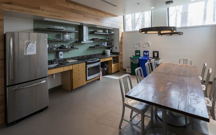 厨房空间有桌子，冰箱，锅和锅