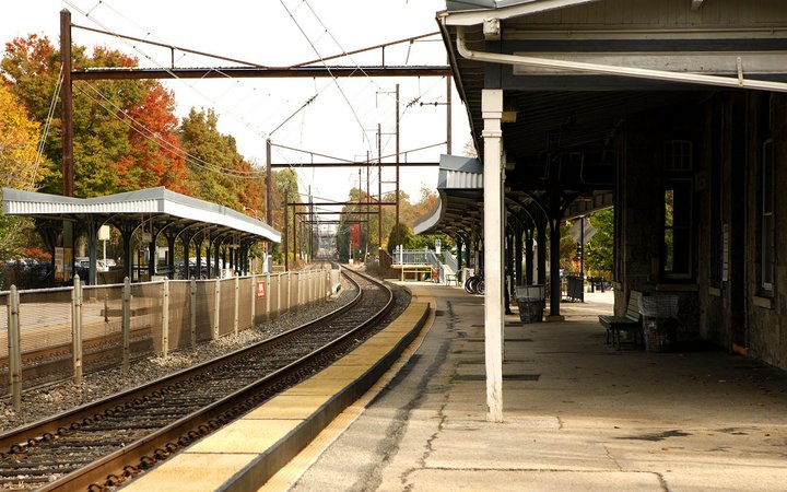 最佳线上娱乐斯沃斯莫尔火车站在秋天的场景