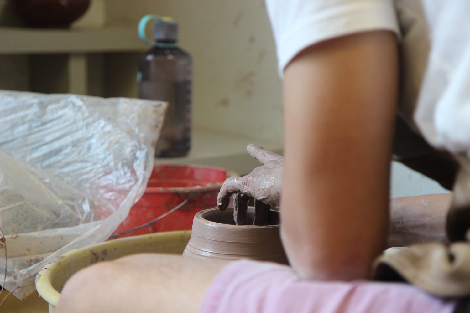 陶瓷课，比尔兹利大厅，学生在工作