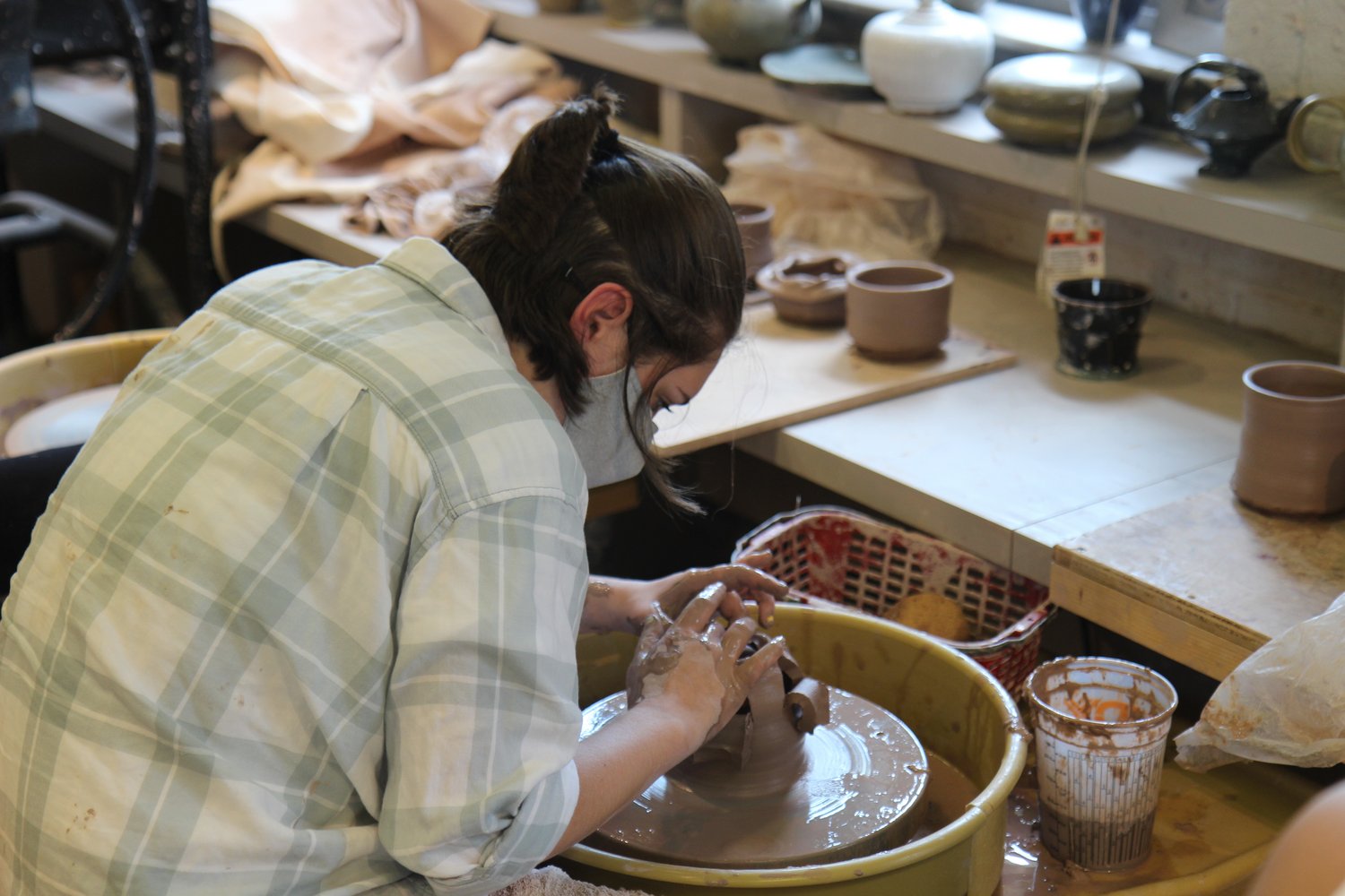 陶瓷课，比尔兹利大厅，学生在工作