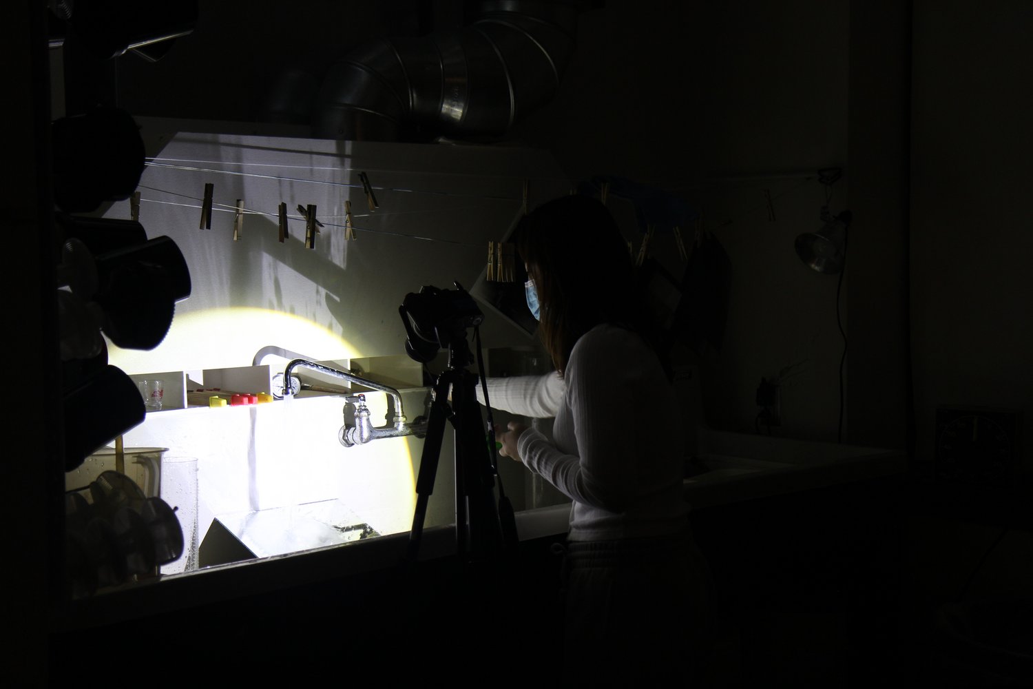 摄影暗房，学生实验使用定向光显影。