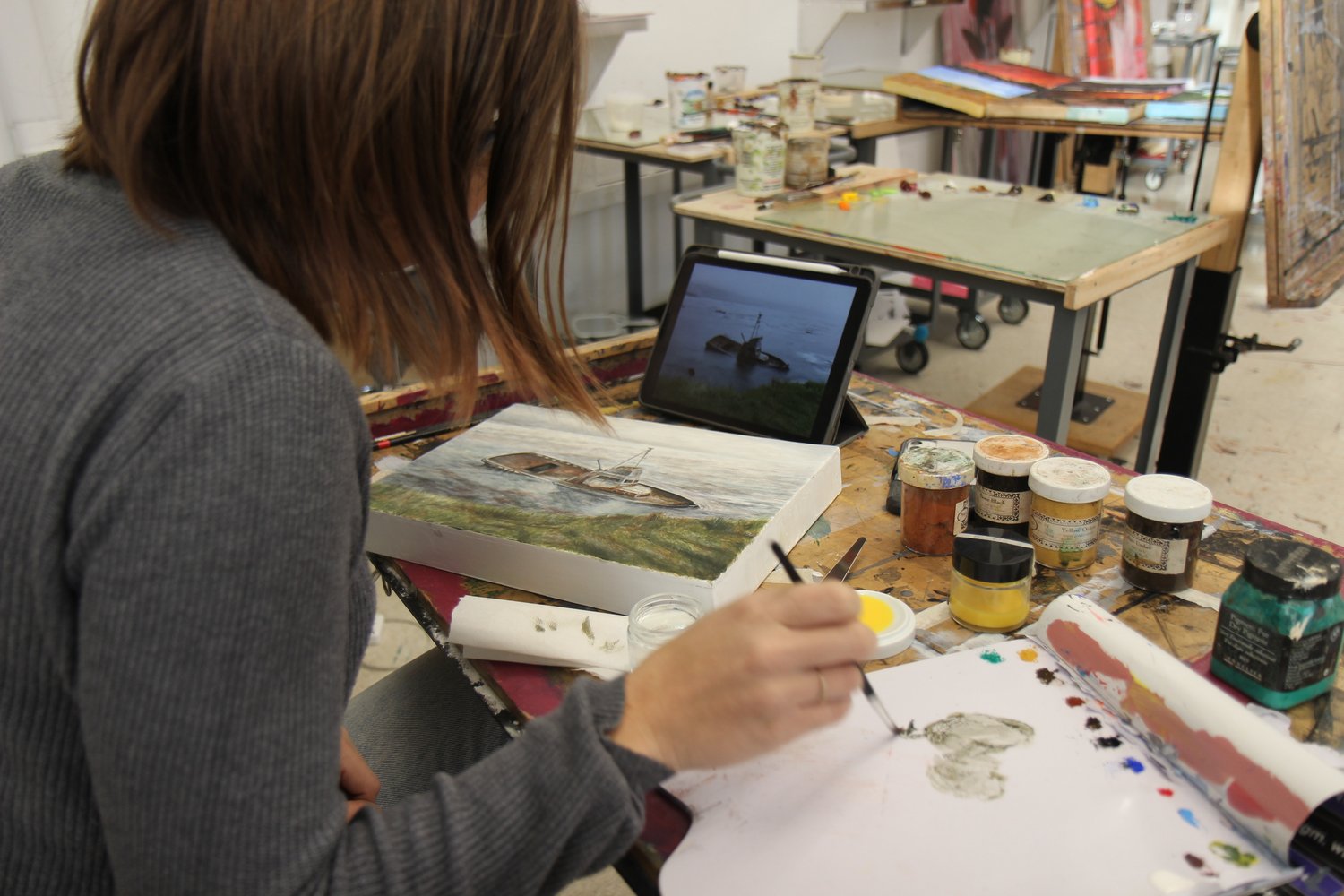绘画三课程。学生用课堂上创作的蛋彩画画一幅风景画。