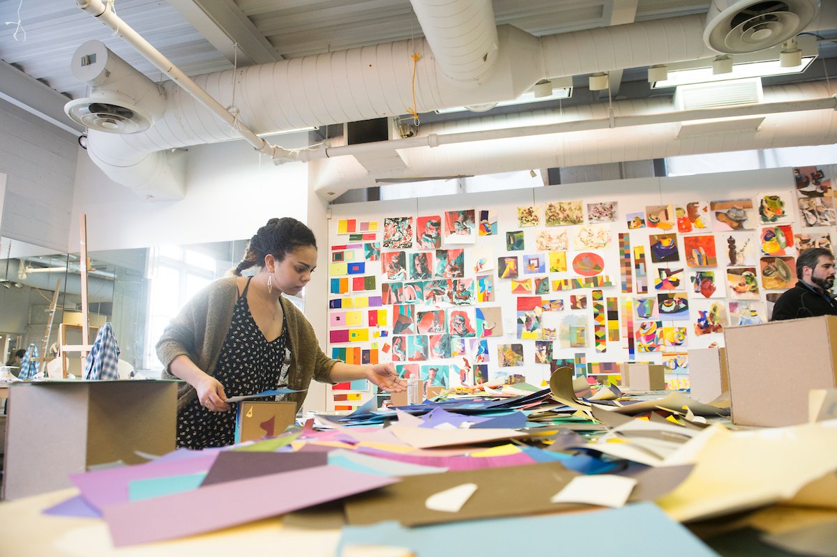 艺术学生在比尔兹利大厅绘画工作室内从事色彩项目。