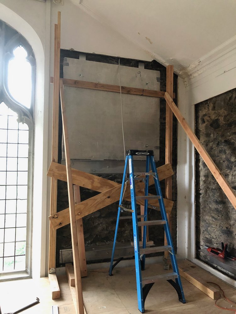 旧塔布区康妮·亨格福德艺术工作室内的壁画安装前的墙壁准备工作。