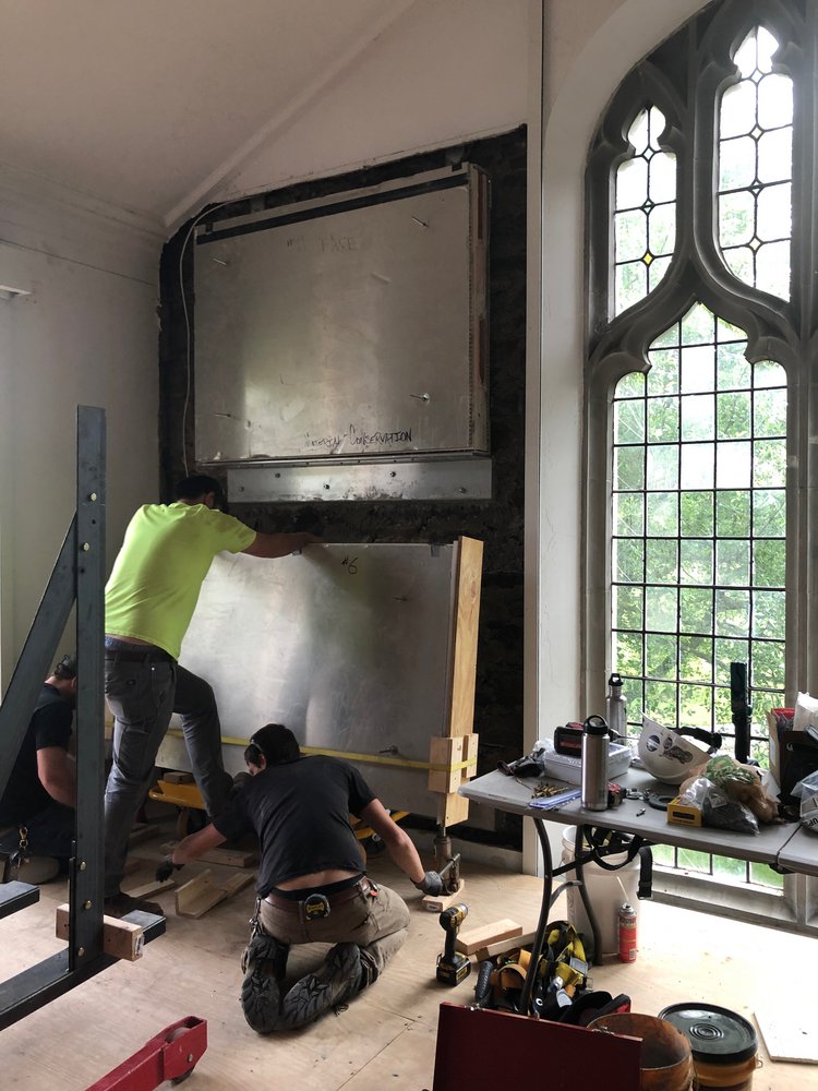 准备从希克斯大厅切割的壁画部分安装在康妮亨格福德艺术工作室，老塔布尔。