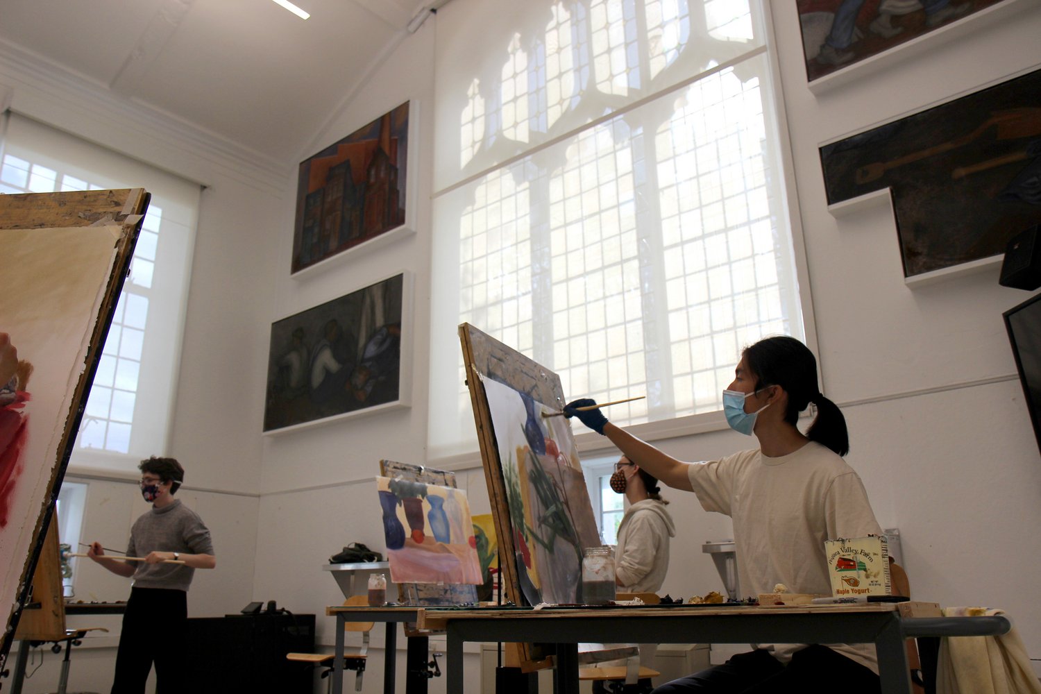 康妮亨格福德艺术工作室内部。学生绘画。