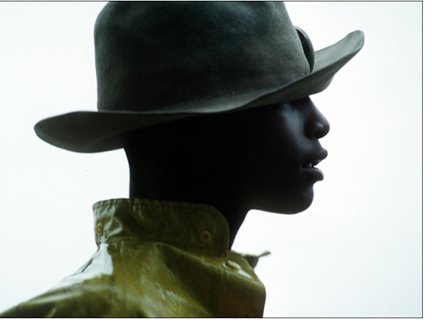 一名14岁的男孩穿着一件旧毡帽在南部的一个小路骑奥斯汀,德克萨斯州。