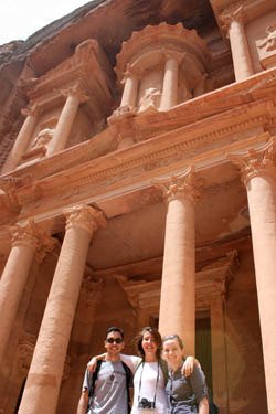 林赛·多兰和亨利·林德在约旦,留学生的照片