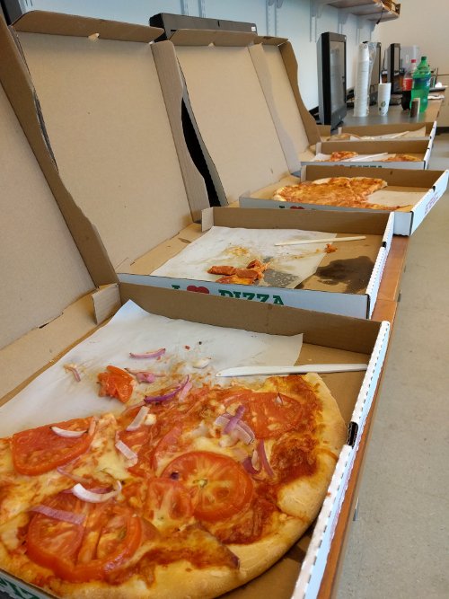 开披萨盒子坐在一排