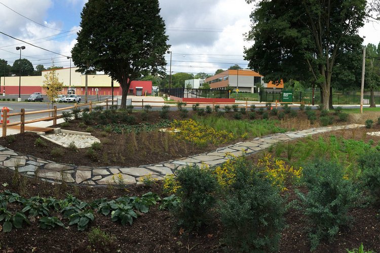 费城第19分局管辖的欧弗布鲁克区遇到雨水花园建造雨水管理项目的一部分。