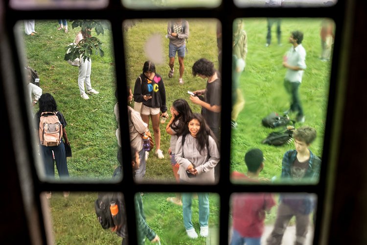 学生在草坪上的玻璃窗口窗格
