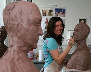 一个学生正在雕刻她的雕塑