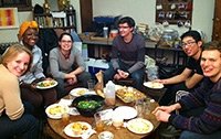 学生跨信仰中心共享食物