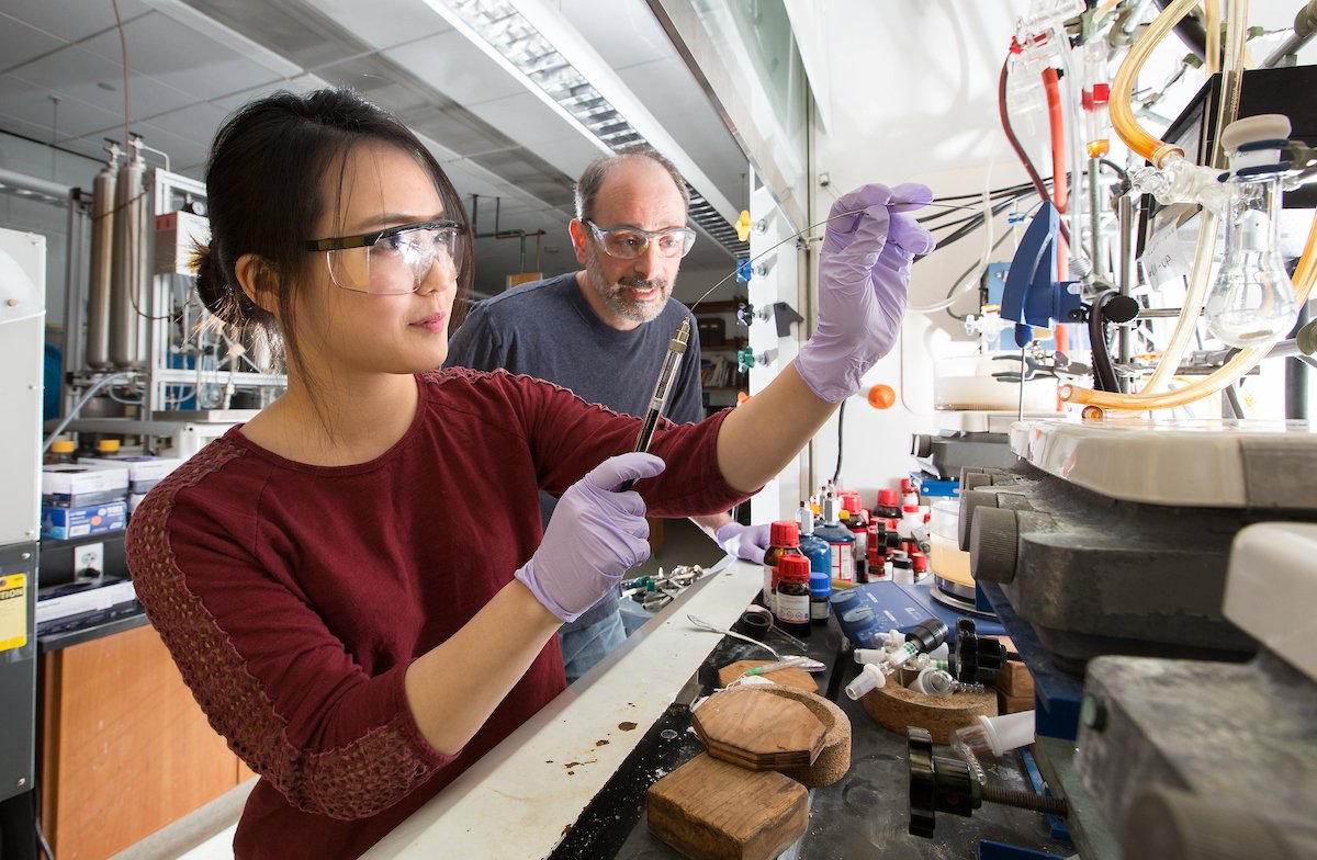 17岁的Sooyun Choi在鲍勃·佩利教授的有机合成研究实验室里建立了一个反应