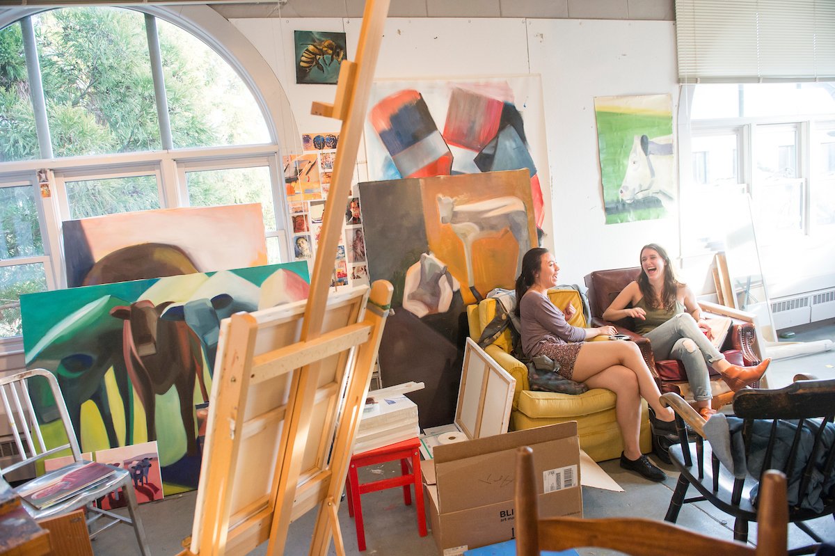 dos estudiantes stentados en un taller de arte