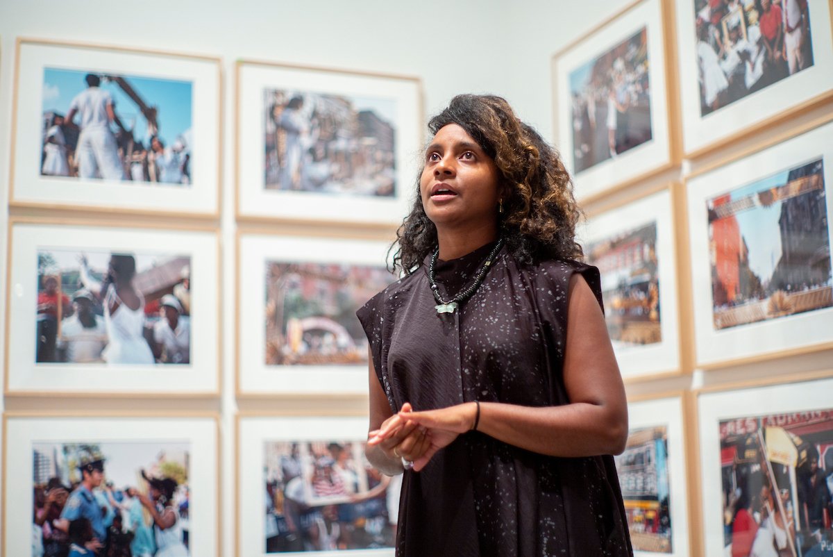 佐伊惠特利的01说前面的照片显示在“一个民族的灵魂:艺术时代的黑人权力“布鲁克林博物馆展览在2018年9月。