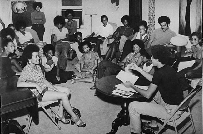 从1973年黑白照片的学生交谈