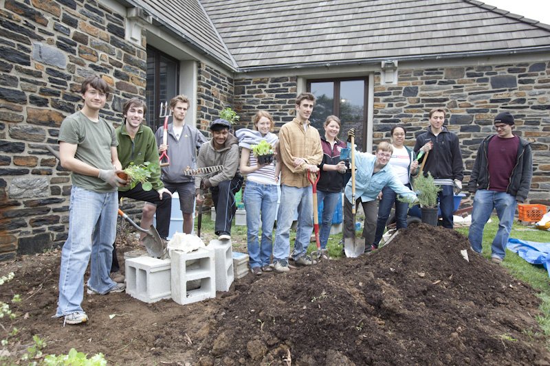 学生团体准备在沙普思餐厅附近种植一个草本花园