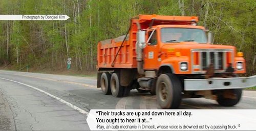 在乡村道路上行驶的卡车。