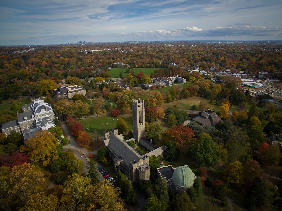 校园的空中无人机摄影，展示了秋天的箔和天际线
