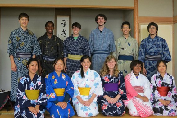 学生们穿着日本传统服装摆姿势