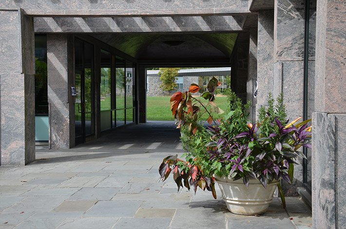 带花园植物的科尔堡大厅