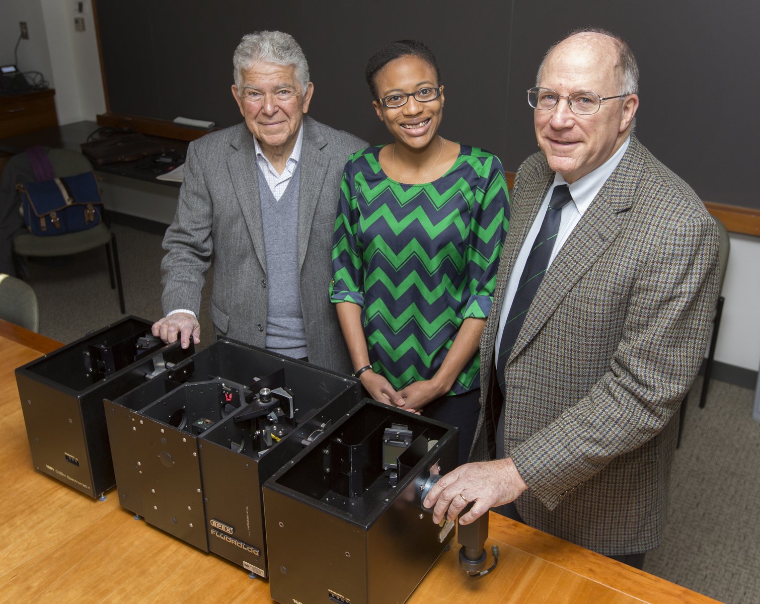 鲍勃•Pasternack斯蒂芬妮Lampkins传统基金会的化学和彼得冷却具有历史意义的SPEX Fluorolog光谱仪。