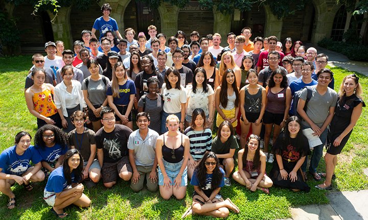 群国际学生聚集在前面的跨文化中心