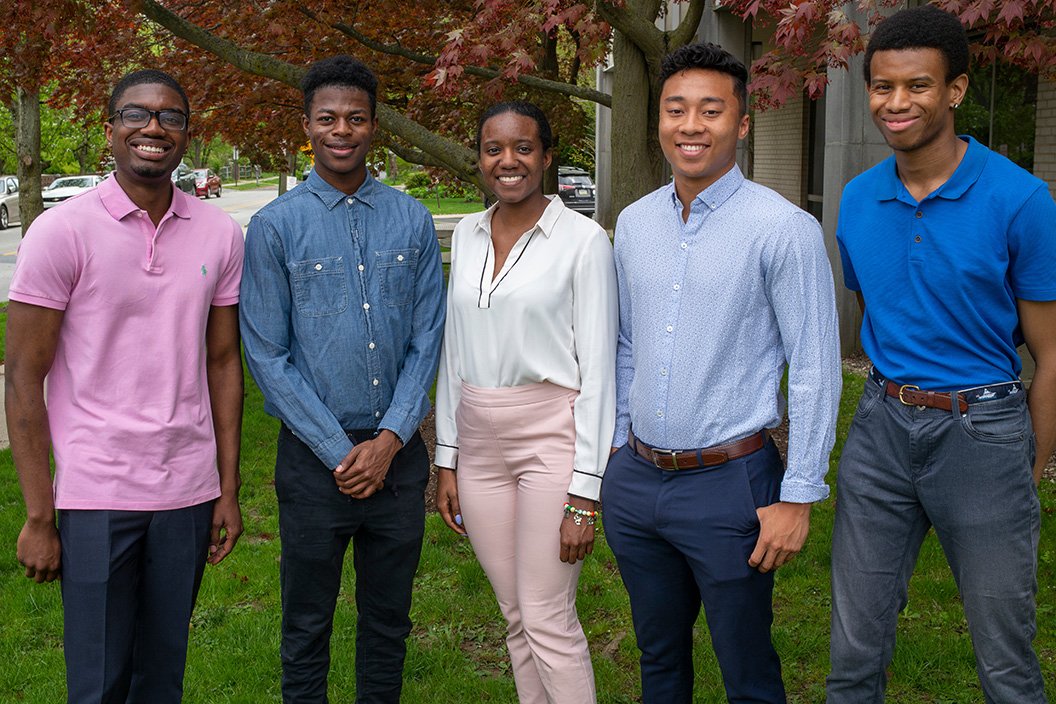 NSBE执行董事会成员(左起):Kendre托马斯的20,里士满Mensah 21岁的杰西卡·刘易斯的19岁,昆汀Millette 20日和朱利叶斯·米勒的19。