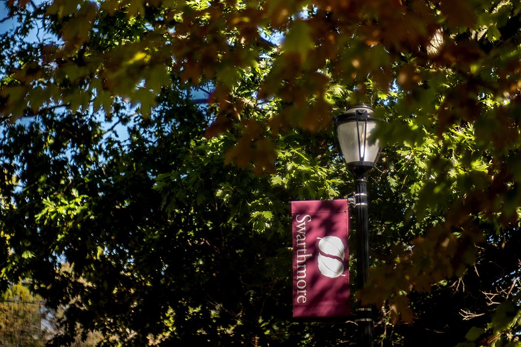 最佳线上娱乐斯沃斯莫尔国旗灯柱下面秋天树叶