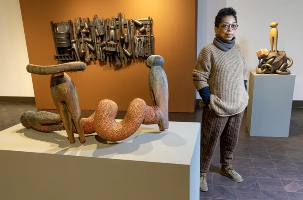 辛迪·卡彭特站在画廊与雕像
