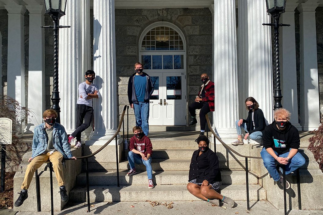 学生坐在户外的步骤帕里什大厅