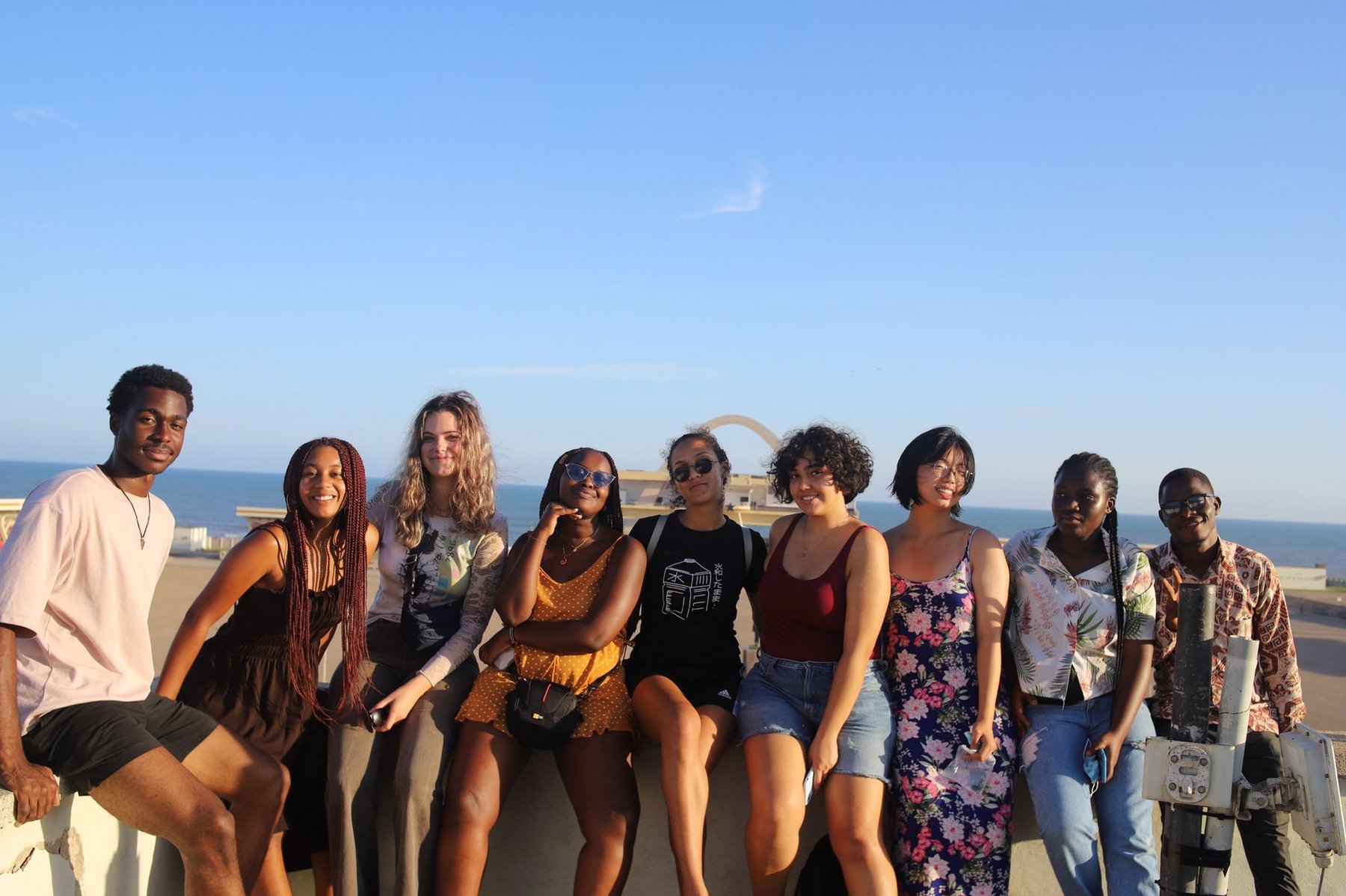 学生坐在一起在加纳,阳光明媚的背景