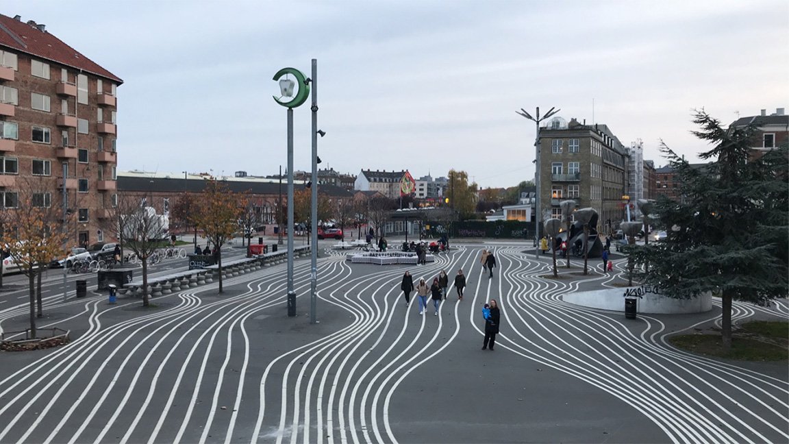 白线在哥本哈根的人行道上