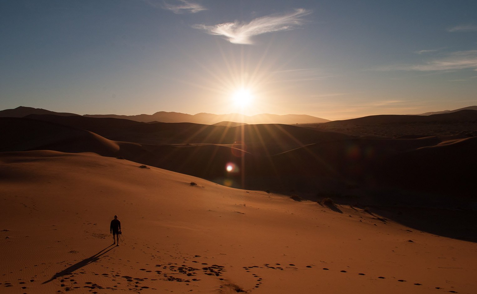人走在沙漠里，戏剧性的灯光